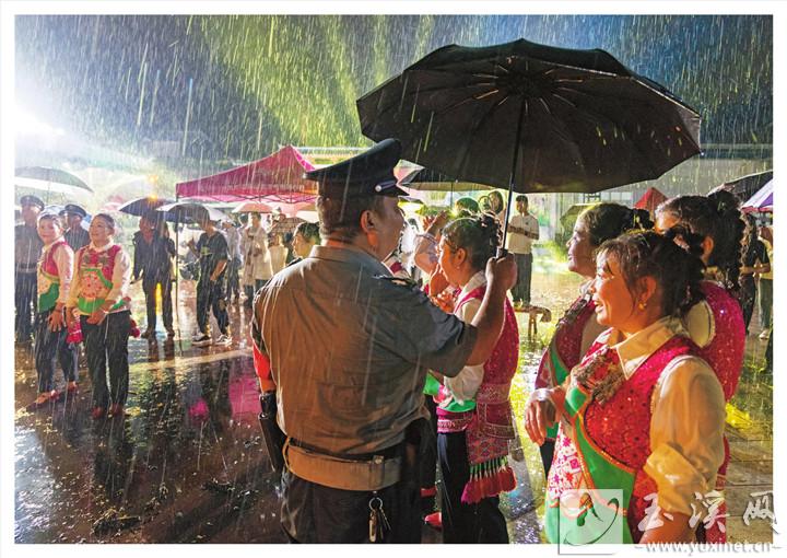 雨夜執(zhí)勤。 師元 攝