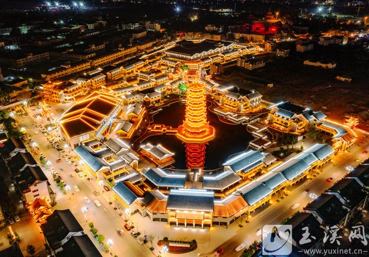 幸福小鎮(zhèn)夜色。 張春明 攝