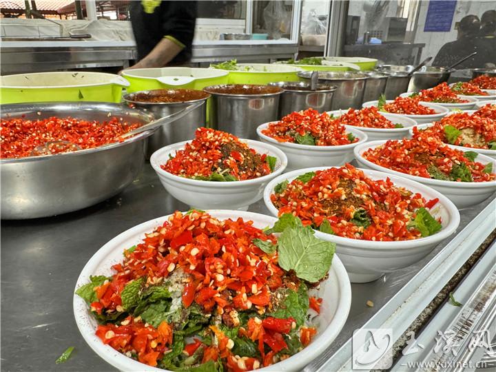 深受游客喜愛(ài)的戛灑牛肉湯鍋米線。