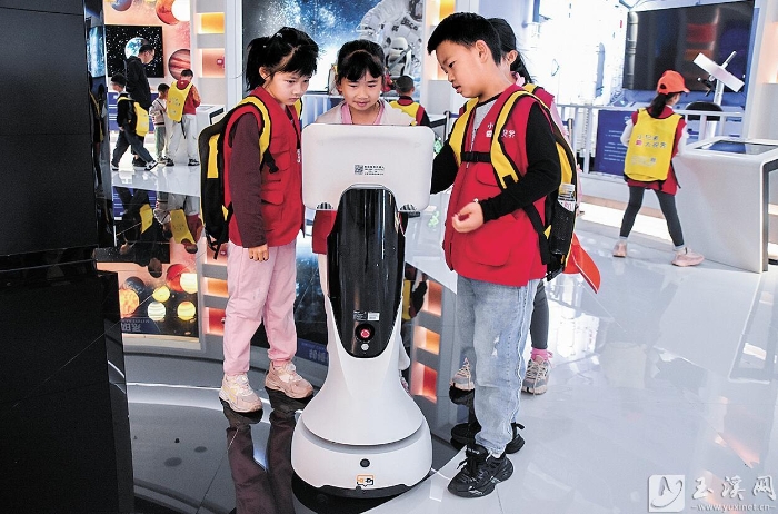 與智能機(jī)器人互動(dòng)。