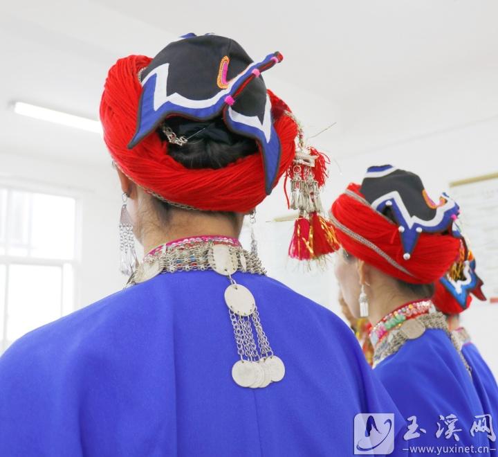喜鵲帽尾部狀如喜鵲翹尾。