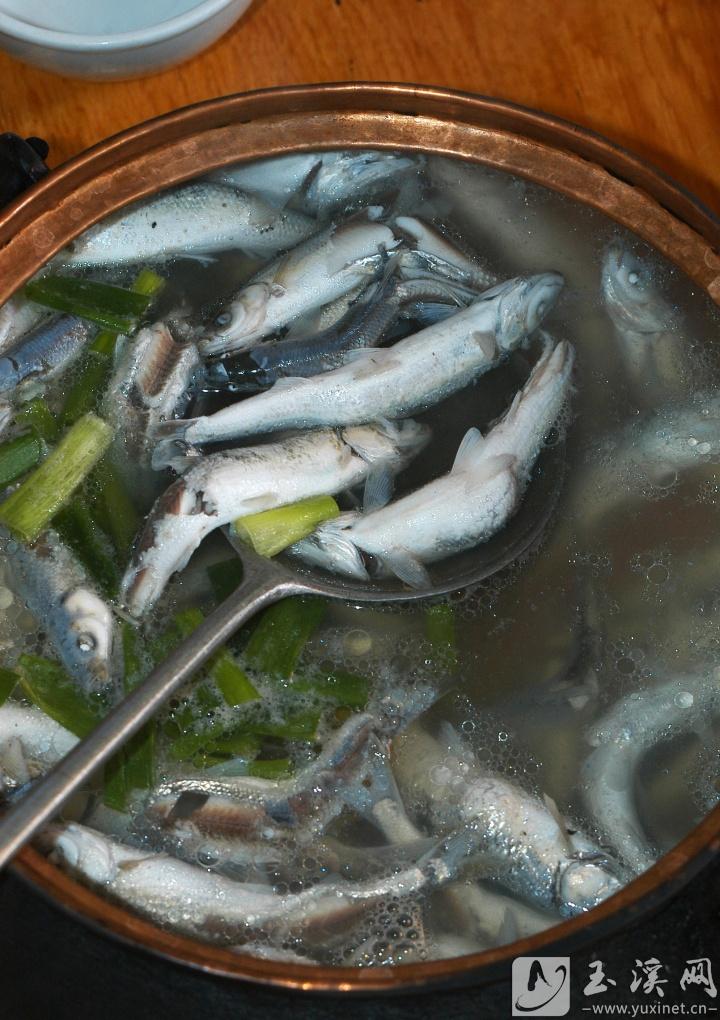 銅鍋煮抗浪魚(yú)。（資料圖）