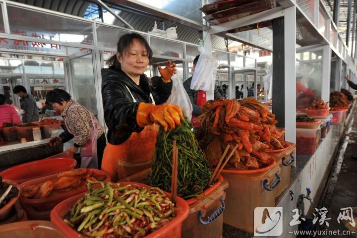 在菜市場(chǎng)里遠(yuǎn)遠(yuǎn)就能聞到新平腌菜酸辣爽的味道。