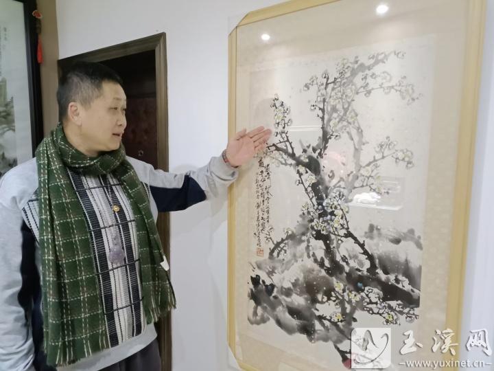顧繼偉介紹自己的藏品。