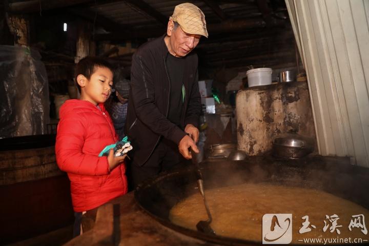 李貴和孫子分享“白糖”制作技藝和祭灶的民間傳說。