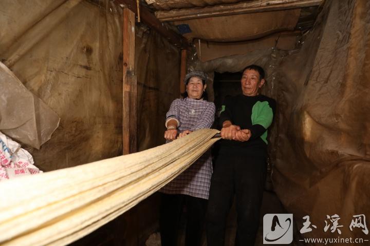 飴糖的色澤由黃變白、由軟變硬，最終變成了香甜的“白糖”。