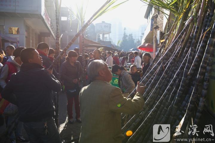 紅塔區(qū)市民在集貿(mào)市場購買甘蔗（攝于2014年1月30日，大年三十）。