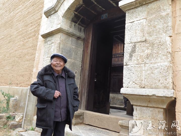 今年88歲的方學(xué)元老人講述茂廬的歷史。