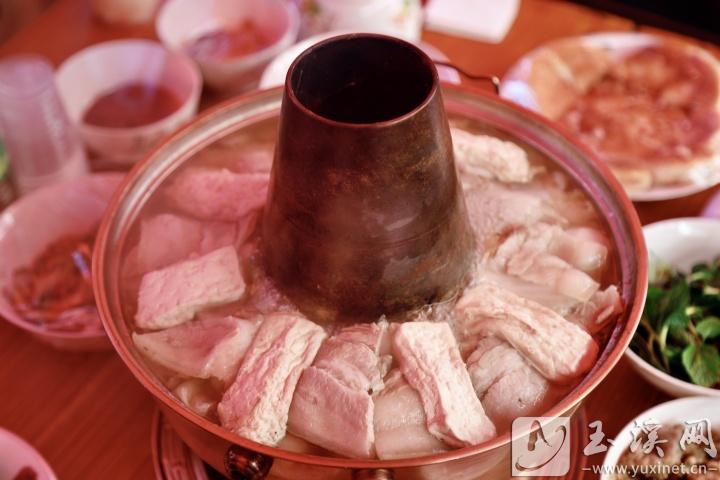 將蔬菜和肉類(lèi)分層放于鍋中，再用高湯煮制，美味可口。 記者 沈陽(yáng) 攝
