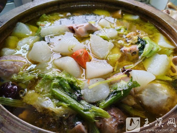 大鍋菜是江川當?shù)氐囊坏纻鹘y(tǒng)菜肴，食材多樣、味道醇厚。 記者 鄧星瑞 攝