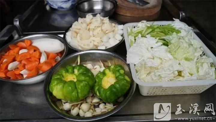 新鮮的食材是江川大鍋菜好吃的關(guān)鍵。 通訊員 李丹 攝