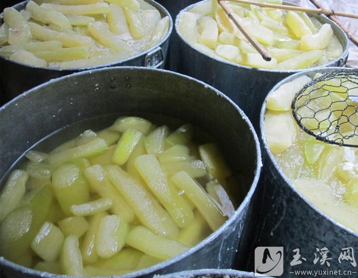 用糖糟瓜，把糖分充分滲入冬瓜中。(資料圖)