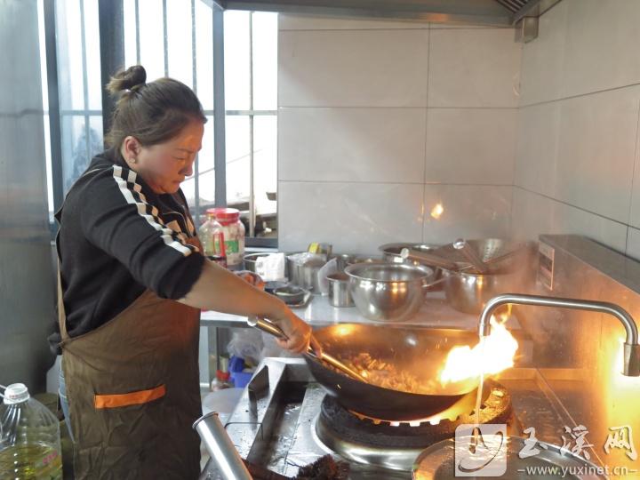 法曉芬親自掌勺。