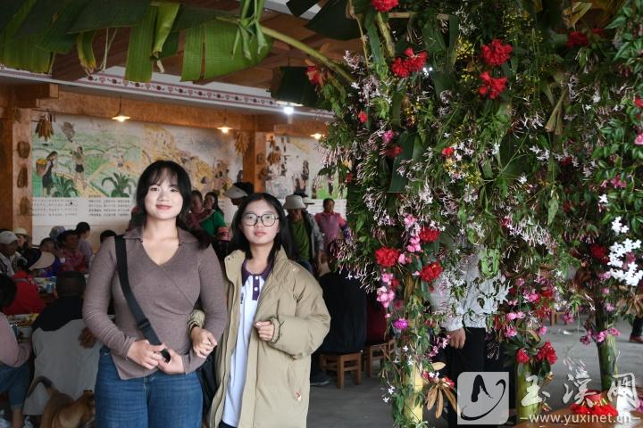 換下彝族盛裝之后的施晨彥（左）。