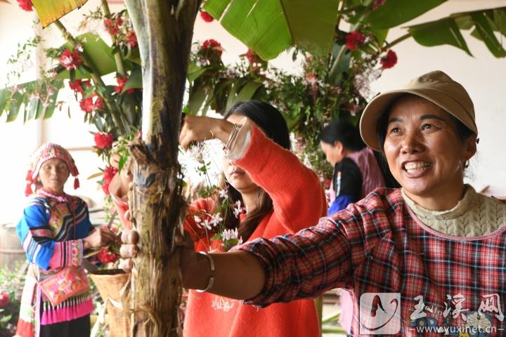 易成英（右）親自裝扮女兒的花棚。