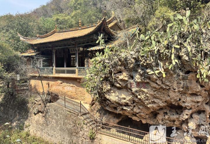 界魚石是當(dāng)?shù)刂淖匀痪坝^，很多文人雅士在此留下墨寶。