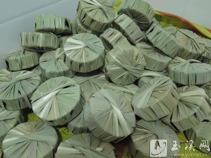 成型后，用甘蔗葉包裹的紅糖。