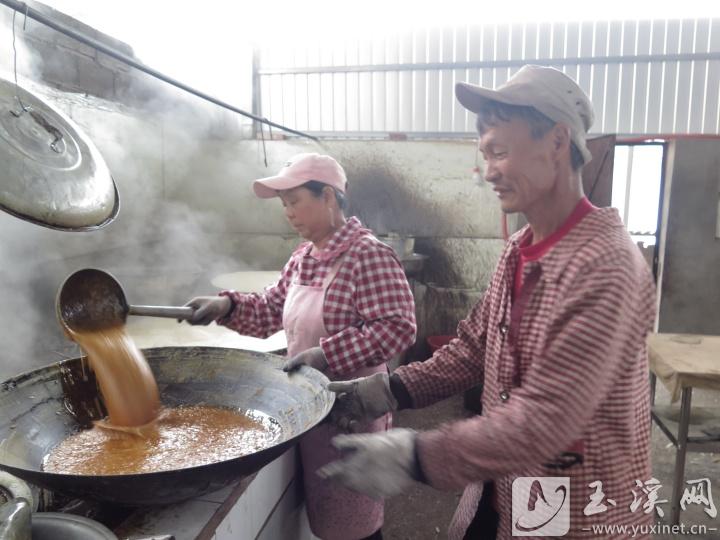 用土法熬糖的周建光夫婦。