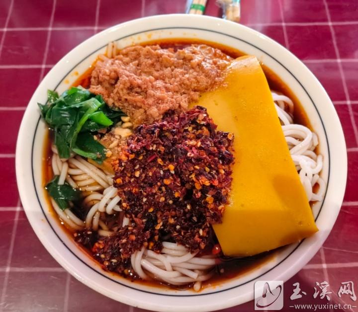 高龍?zhí)稕雒拙€店的涼米線色香味俱全。