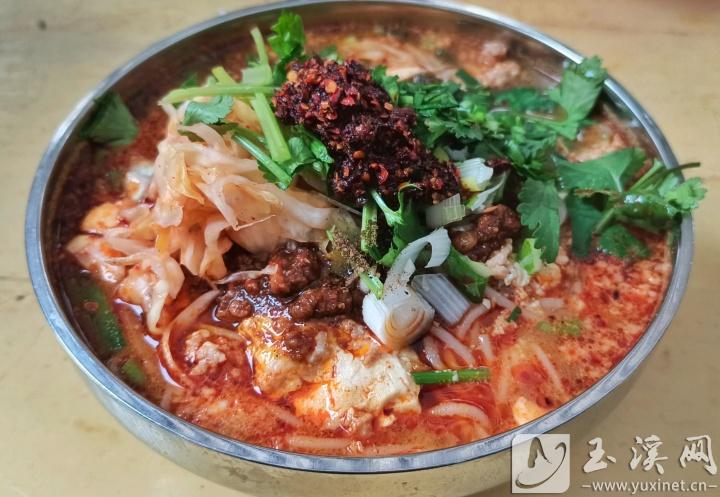 紅苑小吃的豆腐米線，加上作料更加誘人。
