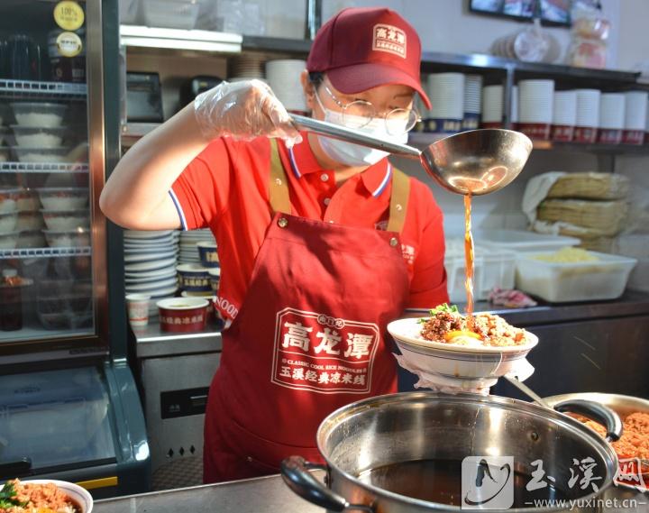 李丹為軟糯的米線澆上一勺靈魂湯汁。