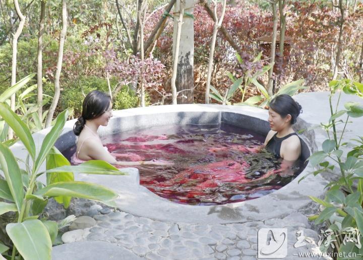 游客泡溫泉享受愜意時(shí)光。