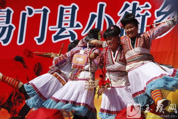 高難度的蘆笙舞。本報記者 蔣躍 攝