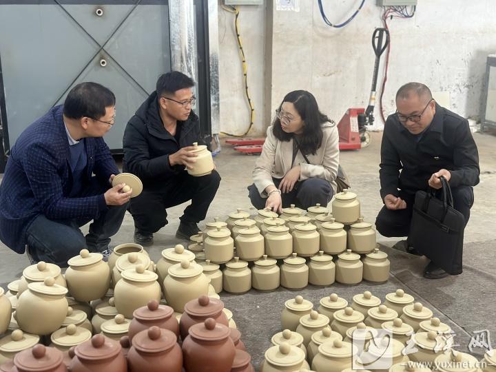 參觀紫陶生產(chǎn)實訓基地。