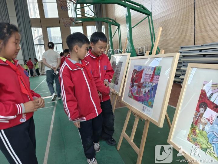 學生駐足觀賞展覽。