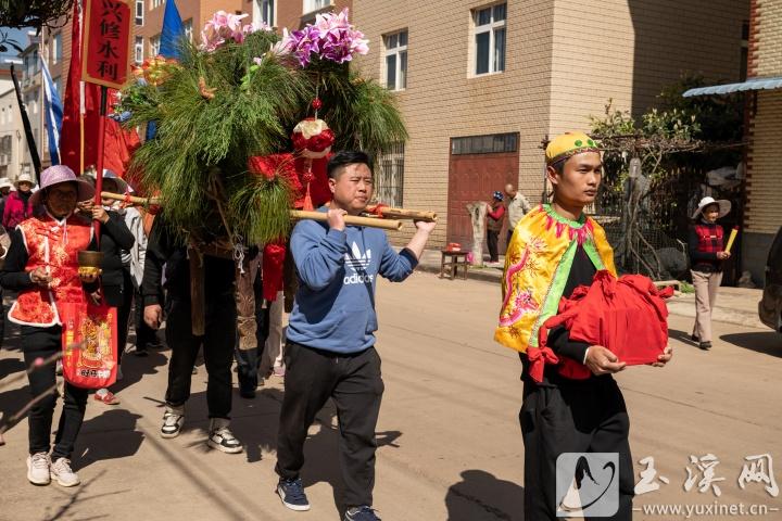 村民手捧土主印走在巡游隊(duì)伍前面。
