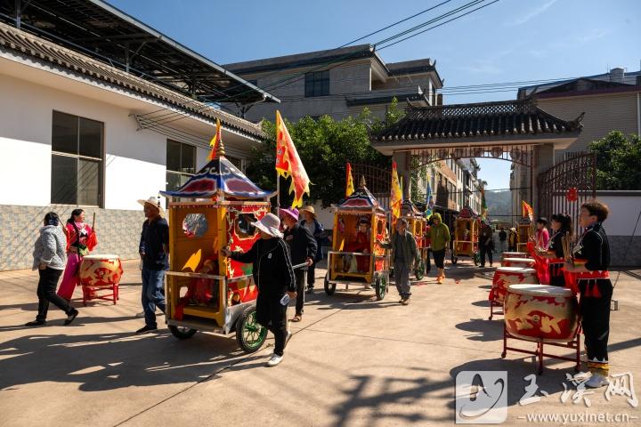 土主、祖師像到達(dá)宋官公房，村民敲鑼打鼓迎接。
