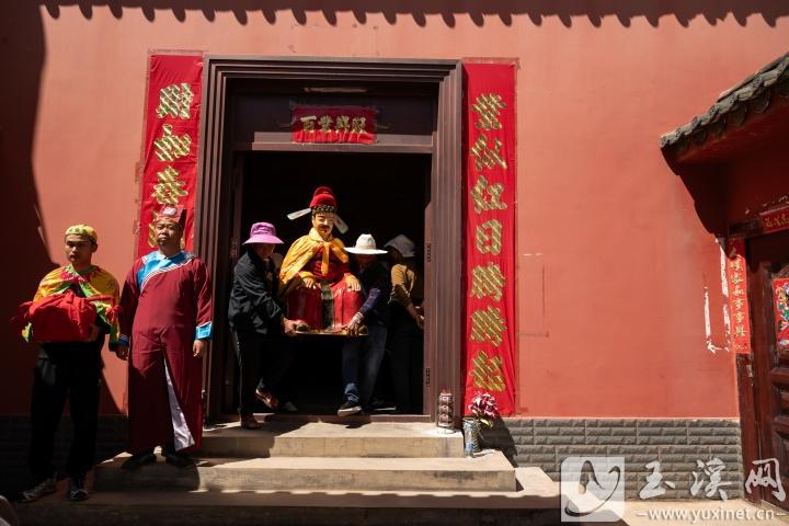 土主、祖師像先后被村民抬出土主廟。