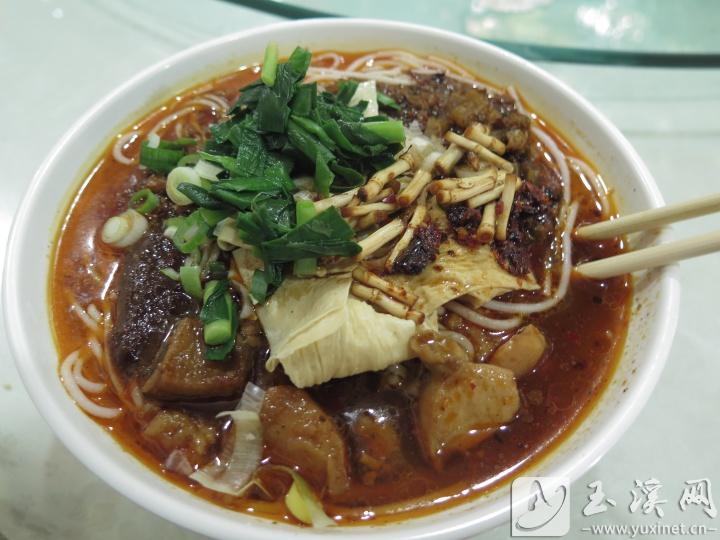 桑園飯店七元一碗風(fēng)味獨(dú)到的米線。