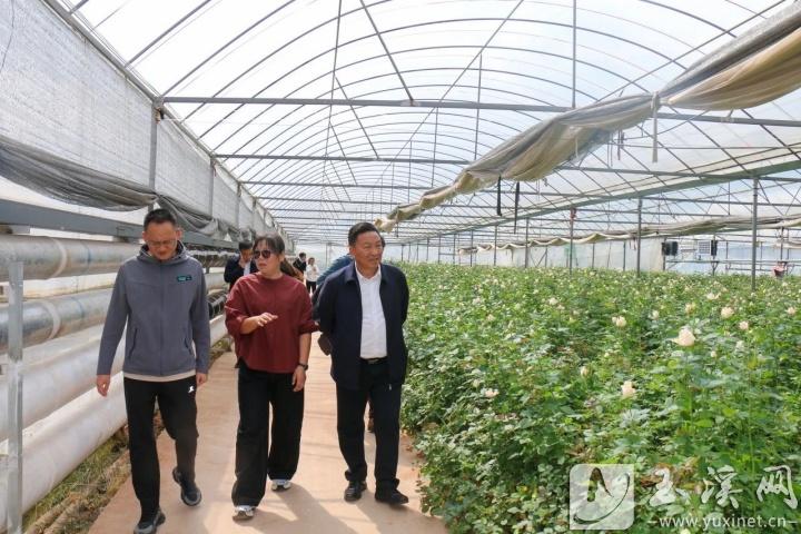 深入企業(yè)進(jìn)行訪企拓崗調(diào)研。
