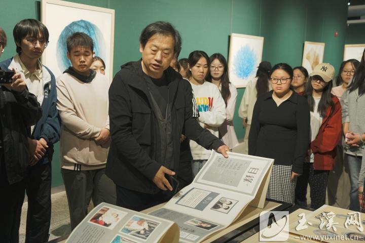 中央美術(shù)學(xué)院教授、博士生導(dǎo)師蘇海江在講解精微素描的創(chuàng)作理念。