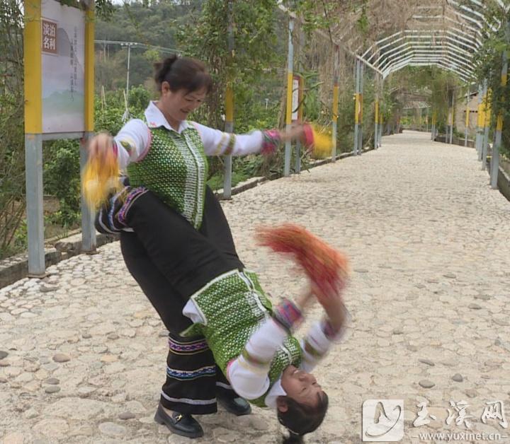 架子樂(lè)舞蹈動(dòng)作“倒掛金鉤”。