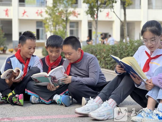 校園內(nèi)閱讀書籍蔚然成風(fēng)。 通訊員 黃振豪 攝