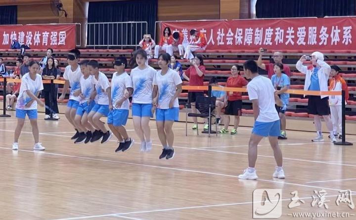 學(xué)生赴北京參賽。
