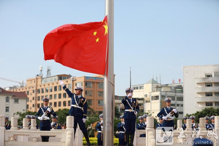 在紀念《義勇軍進行曲》誕生90周年主題活動中，伴隨著《義勇軍進行曲》鏗鏘有力的旋律，國旗緩緩升起。