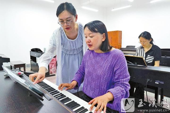 聶耳市民藝術(shù)夜校的鋼琴課。