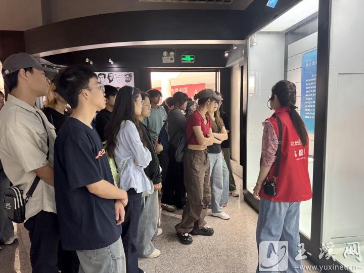 市民、游客聆聽市博物館講解員的生動(dòng)講述，感受玉溪?dú)v史的厚重與文化的深邃。