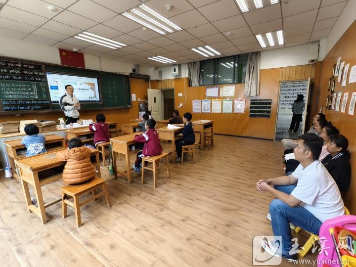 家長(zhǎng)聽課。