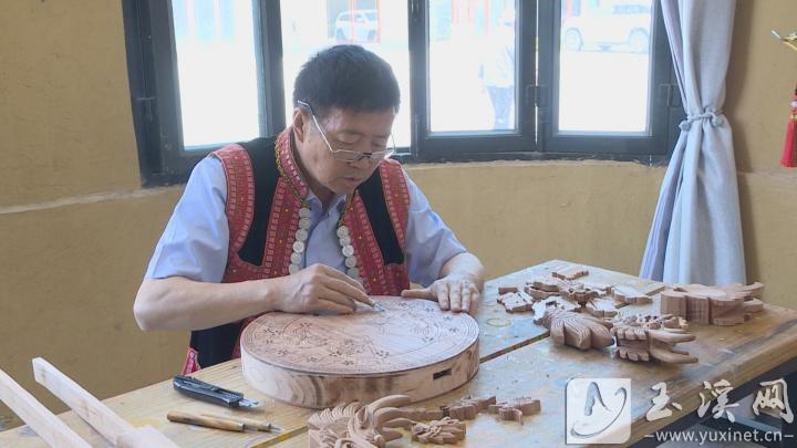 徐寶安正在制作龍頭四弦的琴箱面板。