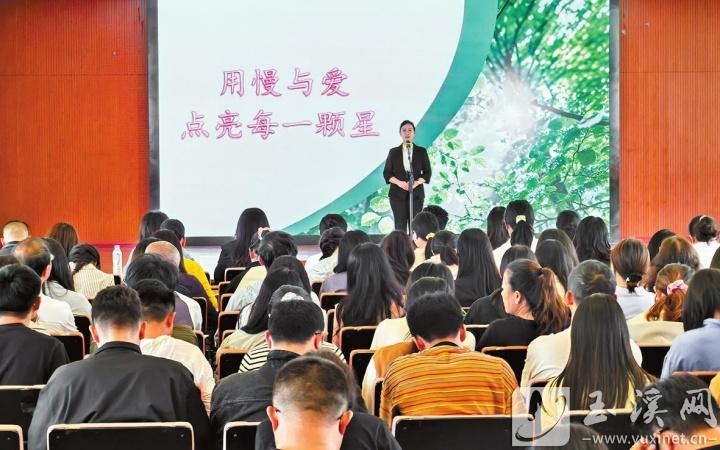 參賽選手上臺(tái)演講。