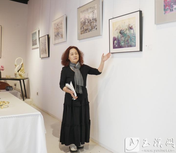 林曉燕介紹展覽作品。