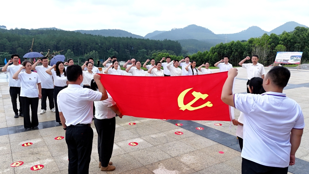 2025年7月1日，廣西都宜忻人民解放總隊(duì)紀(jì)念館前，黨員面向黨旗重溫入黨誓詞。