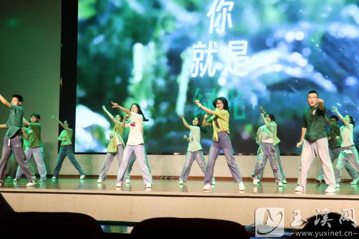 舞蹈《綠光》。