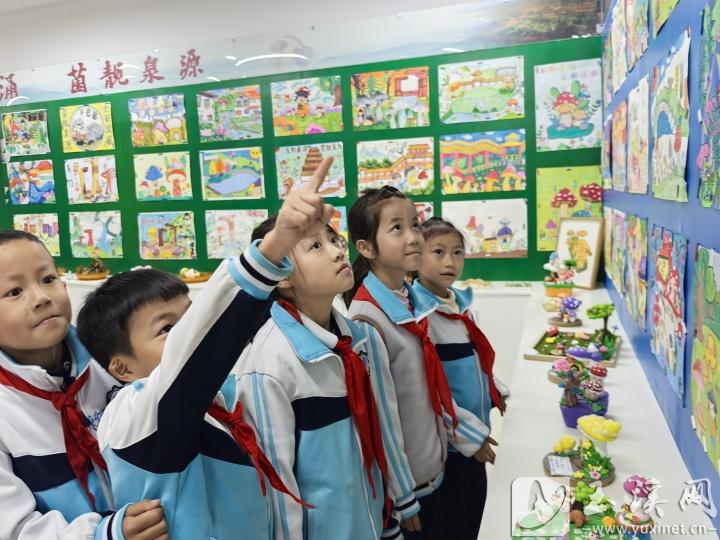學生在菌文化展室參觀學習。