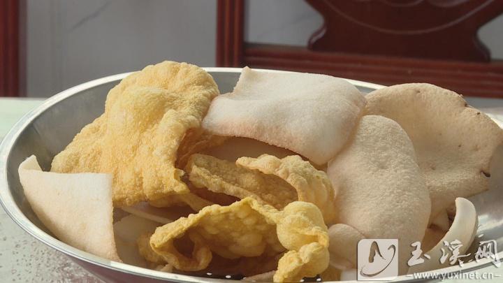 晾干后油炸好的糍粑酥脆可口。
