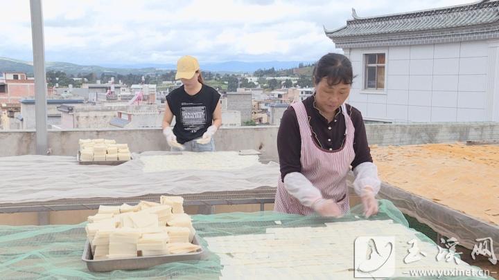史自芬（前）和女兒在晾曬糍粑片。